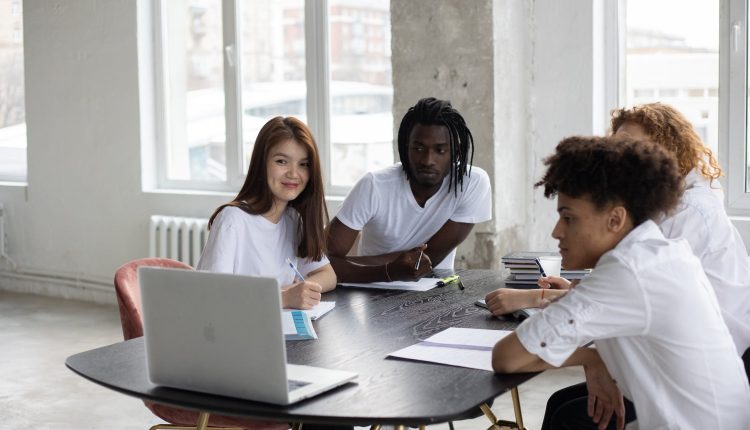 cocuk egitiminde teknolojinin rolu akilli cihazlarin cocuklarin egitim